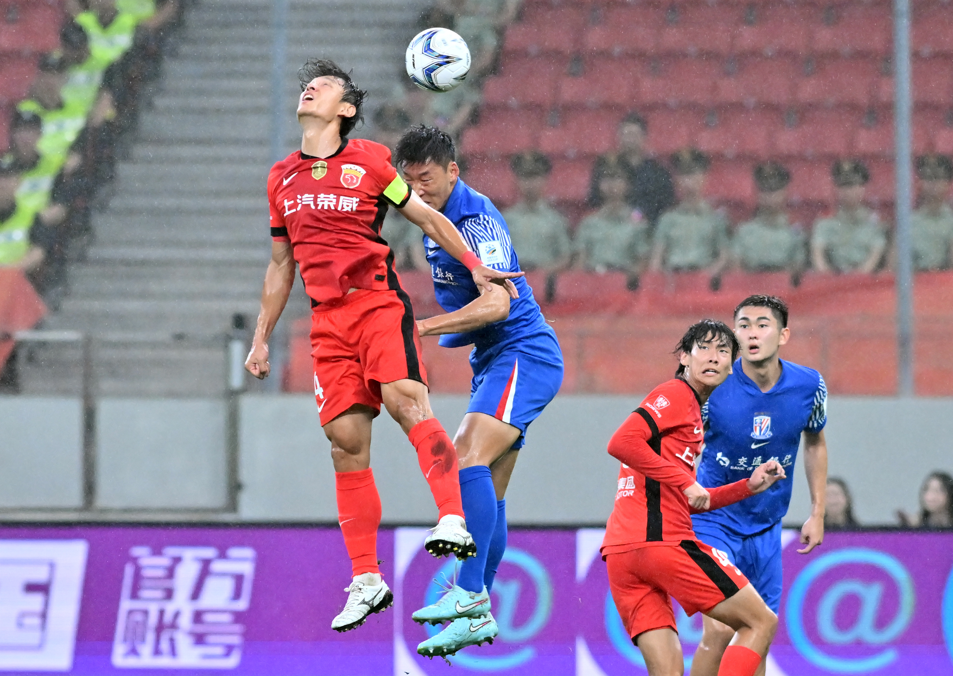 包含集结日德甲传出新动向，上海申花伤情更新，管理层表态：话题不断，轮换策略成焦点的词条