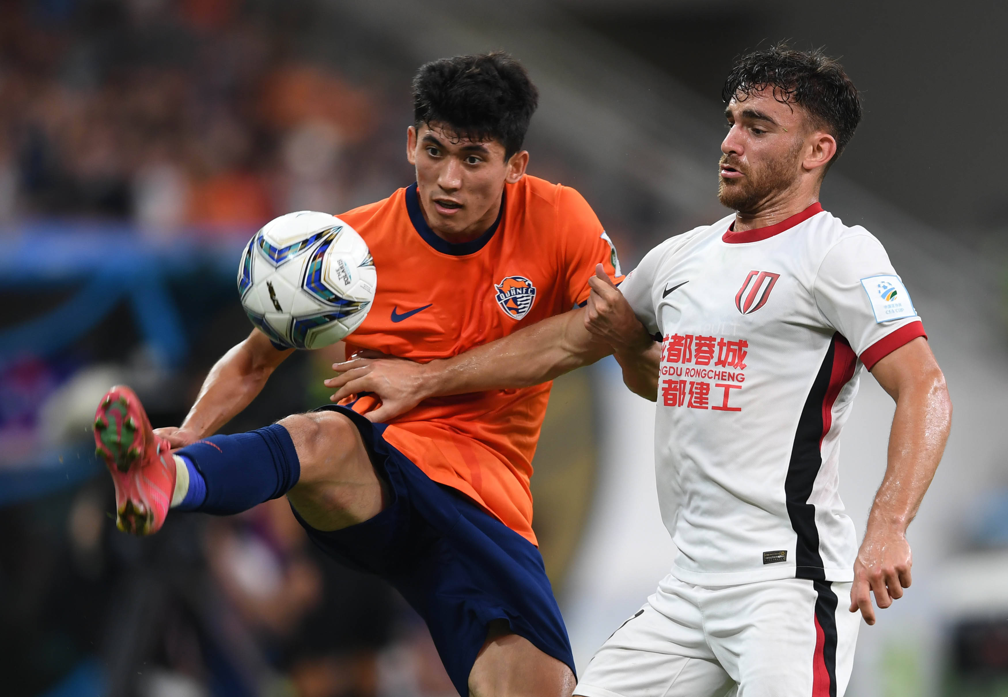 开云包含成都蓉城迎西甲关键赛，集结日更衣室发声，球迷炸锅，年轻球员得到机会的词条